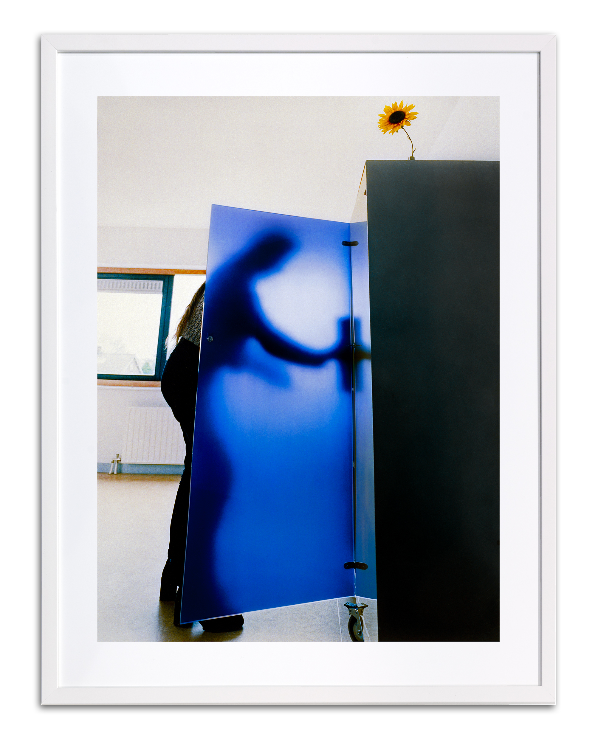 Kastje met persoon en zonnebloem